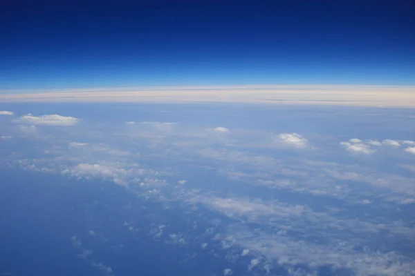 Vista de nuvens da janela de um avião a jato . — Fotografia de Stock