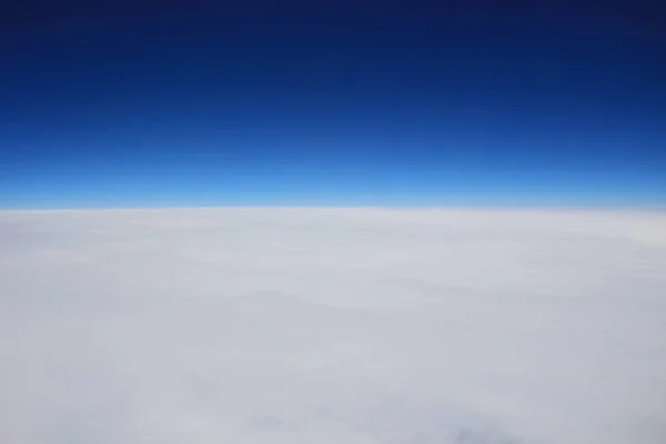Blick auf Wolken aus dem Fenster eines Düsenflugzeugs. — Stockfoto