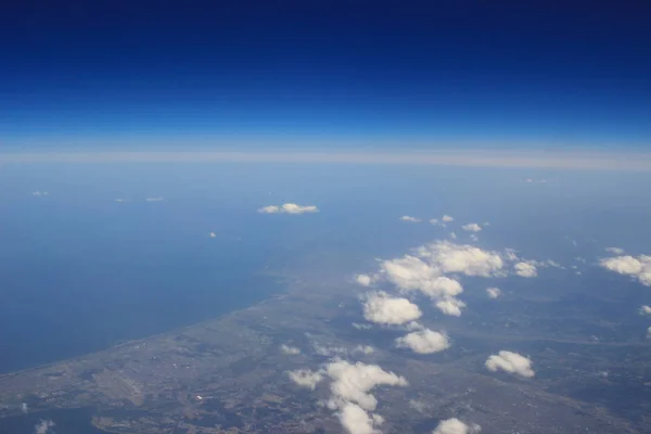 Blick von oben auf Land, Felder und Wolken — Stockfoto