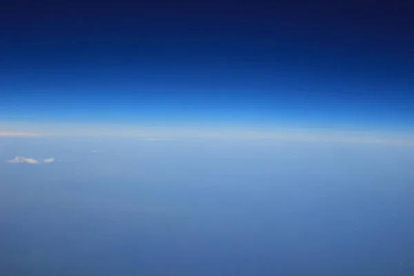 Voando acima das nuvens com janela ver — Fotografia de Stock