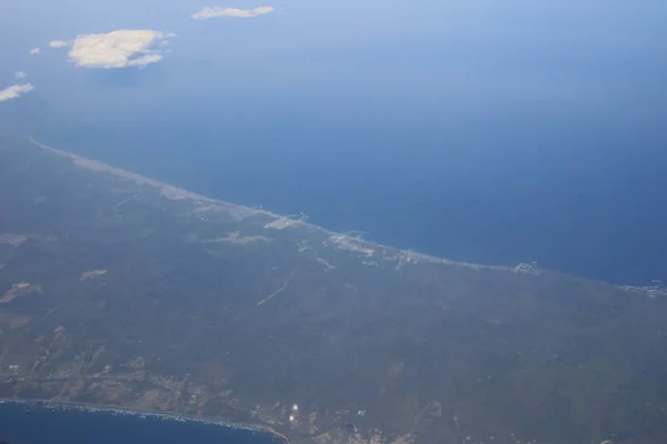 Blick von oben auf Land, Felder und Wolken — Stockfoto