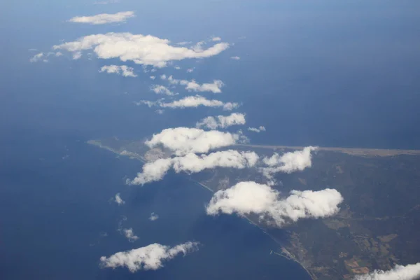 Weergave van de grond, velden en wolken van bovenaf — Stockfoto