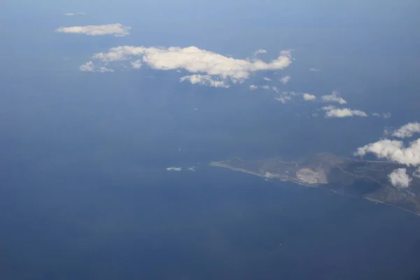 Blick von oben auf Land, Felder und Wolken — Stockfoto