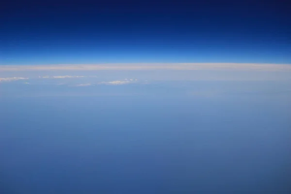 Vliegen boven de wolken met venster stoel — Stockfoto