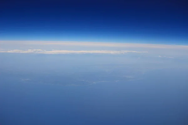 Repülő ablak lásd a felhők fölé — Stock Fotó
