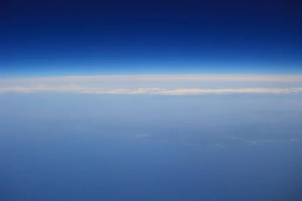 Fliegen über den Wolken mit Fenster siehe — Stockfoto