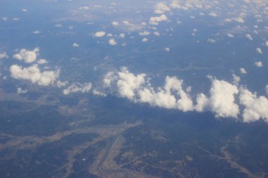 Arazi, alanlar ve bulutların Üstten Görünüm