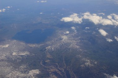 Arazi, alanlar ve bulutların Üstten Görünüm