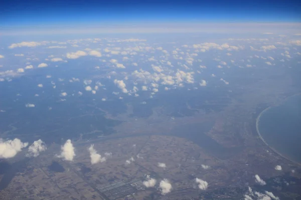 Vista de la tierra, los campos y las nubes desde arriba —  Fotos de Stock