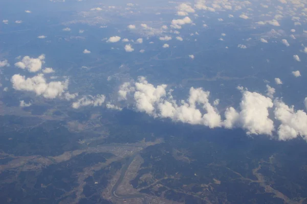 Вид на землю, поля та хмари зверху — стокове фото