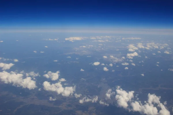 Вид на землю, поля и облака сверху — стоковое фото