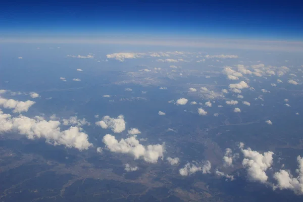 Vista da terra, campos e nuvens de cima — Fotografia de Stock