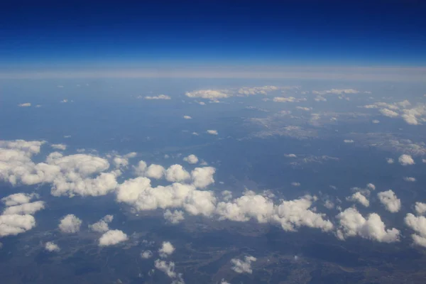 Вид на землю, поля и облака сверху — стоковое фото