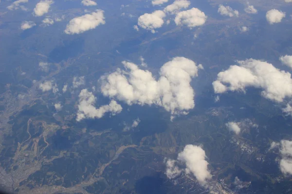 Vista da terra, campos e nuvens de cima — Fotografia de Stock