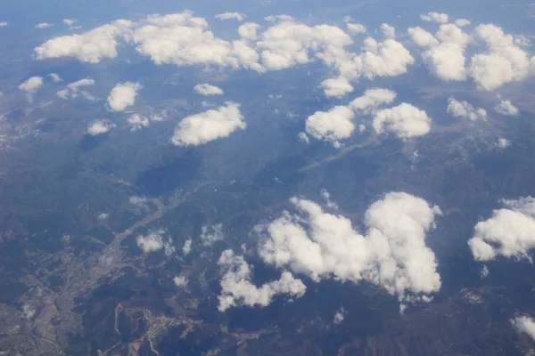 Вид на землю, поля та хмари зверху — стокове фото