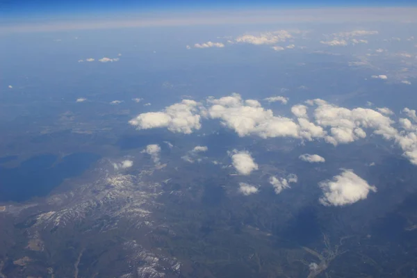 Vista da terra, campos e nuvens de cima — Fotografia de Stock