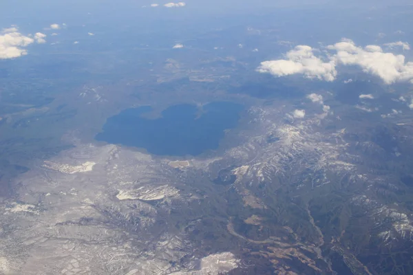 Θέα από το οικόπεδο, πεδία και σύννεφα από πάνω — Φωτογραφία Αρχείου