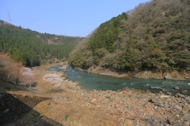 dağlar ve romantik tren K dışında nehirden görünümü