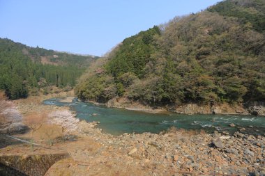 dağlar ve romantik tren K dışında nehirden görünümü