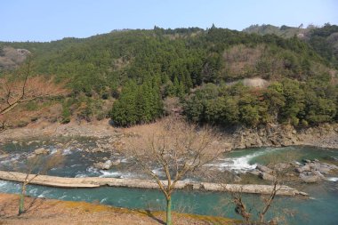dağlar ve romantik tren K dışında nehirden görünümü