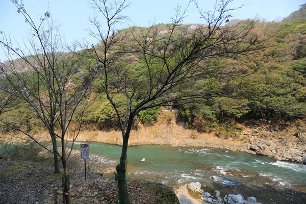 Vista de las montañas y el río desde el tren romántico fuera de K — Foto de Stock