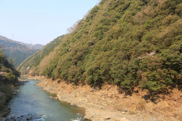 Vista delle montagne e del fiume dal treno romantico al di fuori di K — Foto Stock