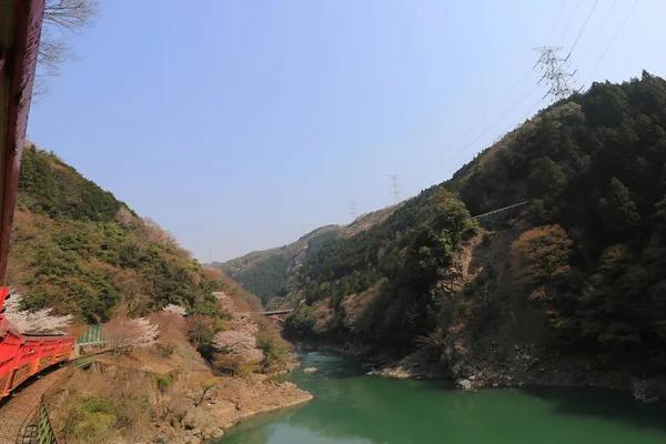 Vista delle montagne e del fiume dal treno romantico al di fuori di — Foto Stock