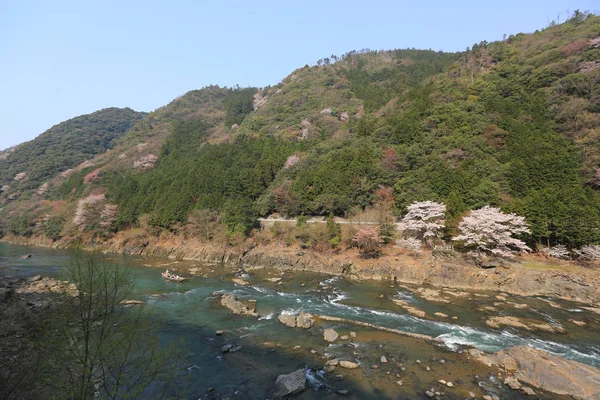 Katsura River in front of Arashiyama Mountain in Kyoto — Stock Photo, Image