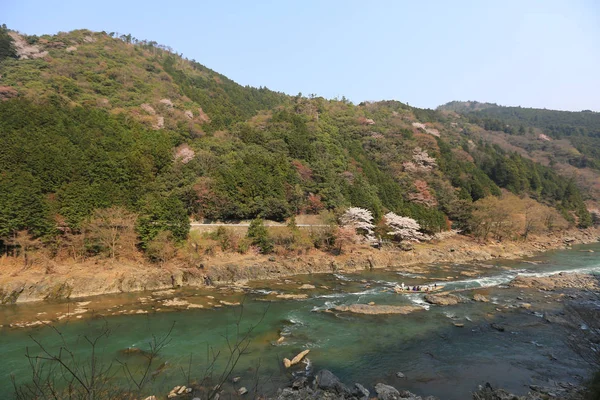 Katsura rzeki przed Arashiyama Mountain w Kioto — Zdjęcie stockowe
