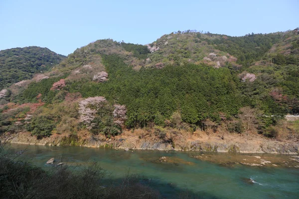 Rio Katsura em frente à Montanha Arashiyama em Kyoto — Fotografia de Stock