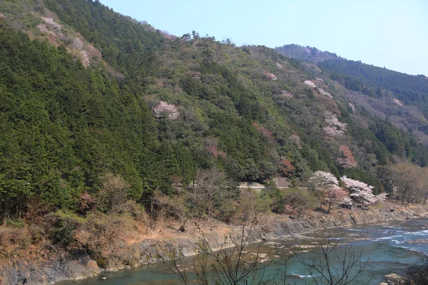Río Katsura frente a la montaña Arashiyama en Kyoto —  Fotos de Stock
