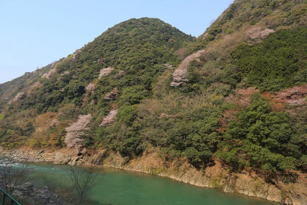 Arashiyama dağın Kyoto önünde Katsura Nehri — Stok fotoğraf