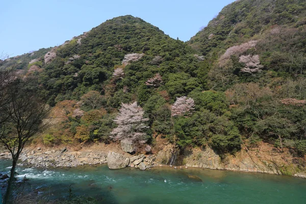 Río Katsura frente a la montaña Arashiyama en Kyoto — Foto de Stock