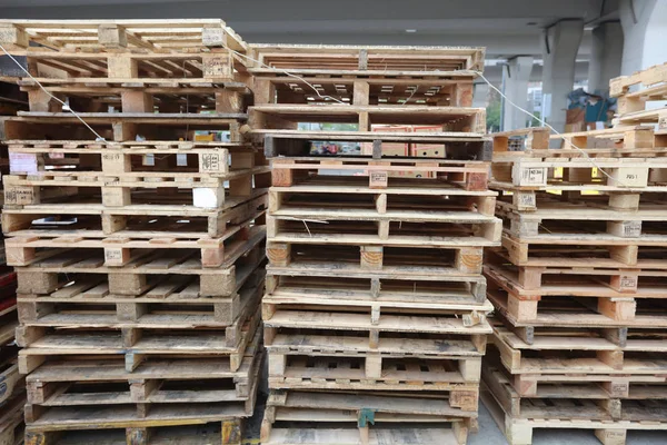Grupo de paletes de madeira isolado na rua — Fotografia de Stock