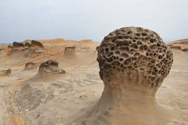 Méhsejt Yehliu Geopark töredeztek és gomba sziklák — Stock Fotó