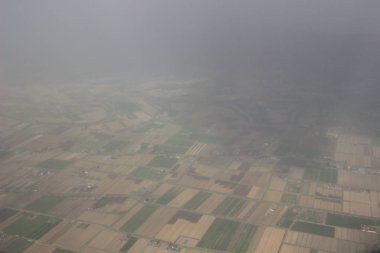 Uçak tarım alanının üzerinden havadan görünümü