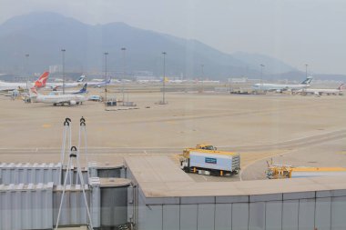 Bu ada, Chek Lap Kok üzerinde yer almaktadır