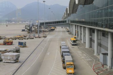  Bu ada, Chek Lap Kok üzerinde yer almaktadır