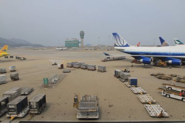  Bu ada, Chek Lap Kok üzerinde yer almaktadır