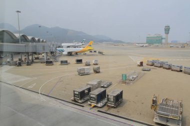  Bu ada, Chek Lap Kok üzerinde yer almaktadır