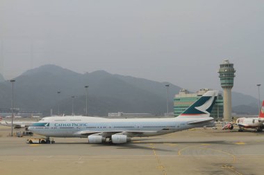  Bu ada, Chek Lap Kok üzerinde yer almaktadır