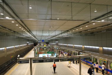 çekim çıplak bir platform Mrt istasyonu Taipei, Tayvan