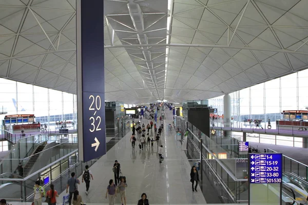 Pasajeros en Hong Kong Aeropuerto Internacional —  Fotos de Stock