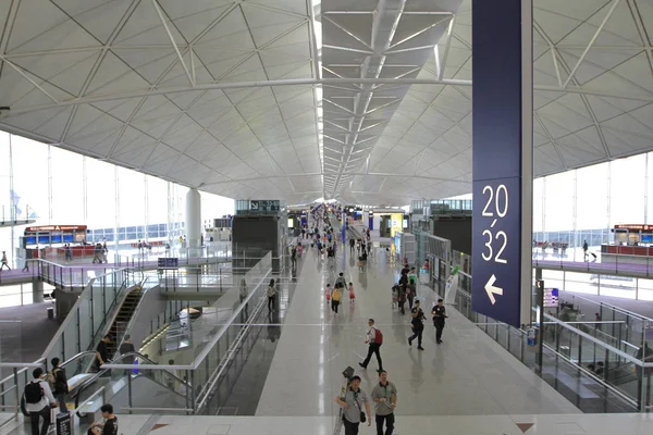 Passageiros no Aeroporto Internacional de Hong Kong — Fotografia de Stock