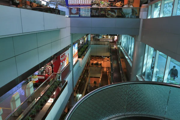 台北桃園空港でのカウンターでチェックインします。 — ストック写真