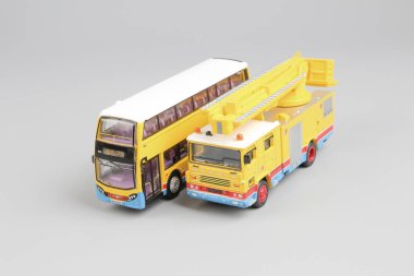 oyuncak otobüs ile oyuncak kamyon