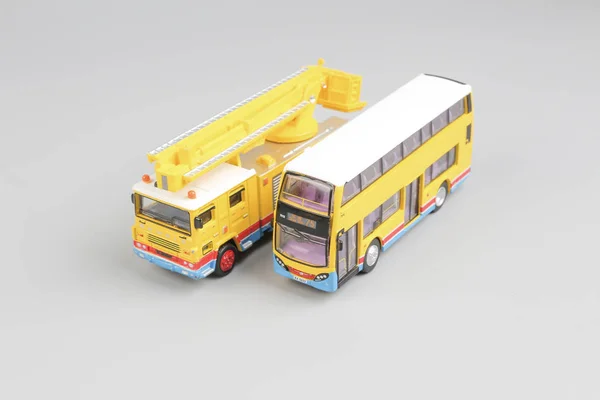 Der Spielzeug-LKW mit dem Spielzeug-Bus — Stockfoto