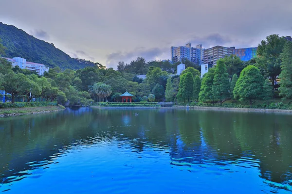 Cuhk відображенням Shatin озеро — стокове фото