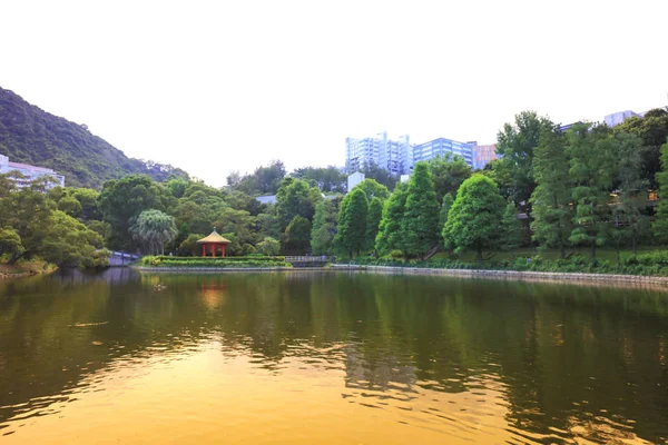 CUHK återspegling av sjön Shatin — Stockfoto