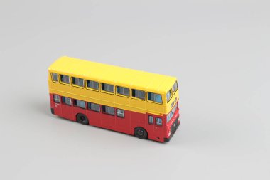 Beyaz bir arka plan üzerinde izole otobüs modeli